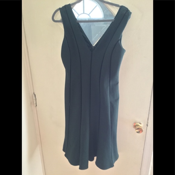 Sleeveless V neckline midi dress - Picture 1 of 7